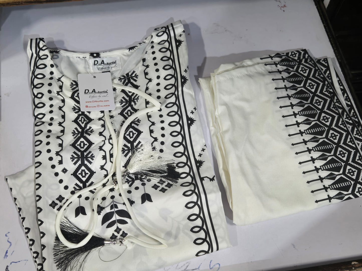 kriti2 white n black topn bottom set anr